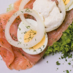 1074 Lachs mit Meerrettich: Lachs, Dill, Ei, Zwiebel, Salat, Sahnemeerrettich
