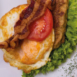 1142 Frikadelle Spiegelei: Frikadelle, Spiegelei, Tomate, Bacon, Salat