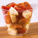 5317 Tomate-Mozzarella: halbierte Cherrytomaten, Mozzarellawürfel, Pesto Grün